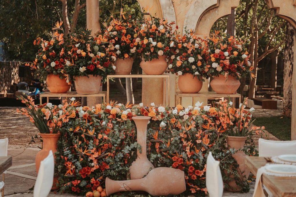 decoración de bodas con centros de mesa y arreglos florales